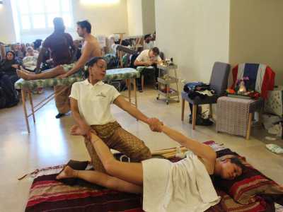 ...e con manovre di stretching derivanti dallo yoga: tipici sono infatti gli stiramenti e allungamenti degli arti...